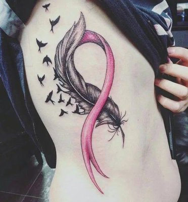 Tatouage plume avec des oiseaux et un signe infini rose